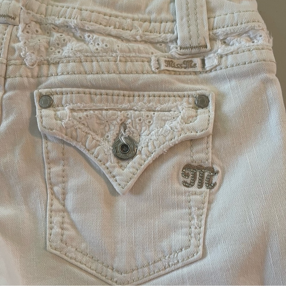 #203 - Miss Me Cream Flap Pockets Lace Trim Capri Jeans Size 26 EUC